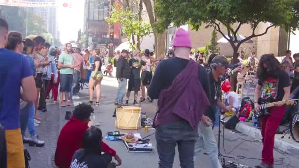 People Waching Street Musician Kézfogás — Stock videók