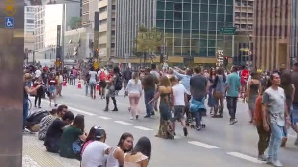 Pessoas Caminham Sentam Calçada Mão Held — Vídeo de Stock
