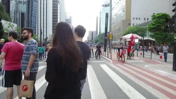 步行及骑单车人士 手持式 — 图库视频影像