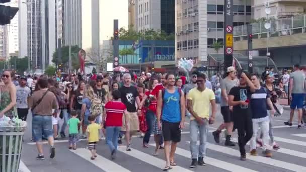 Pessoas Caminhando Estrada Mão Held — Vídeo de Stock