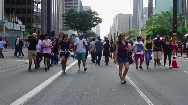 人们在无车日里散步和拍照 慢动作 — 图库视频影像