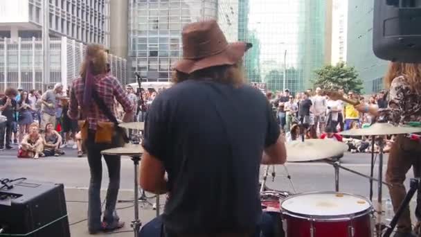 Pessoas Assistindo Grupo Banda Rua Mão Held — Vídeo de Stock