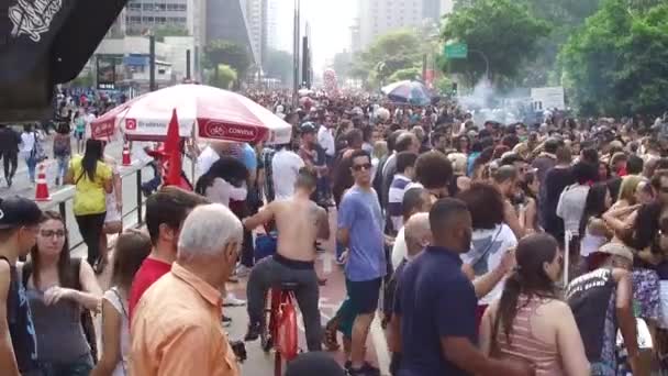 Gente Mirando Por Gente Bailando Juntos Mano — Vídeos de Stock