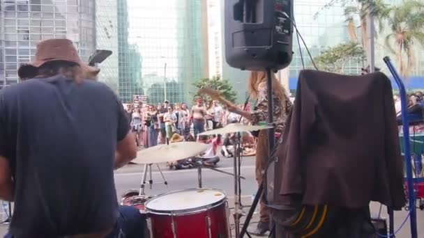 Emberek Nézik Street Band Group Pan Jobbra Balra — Stock videók