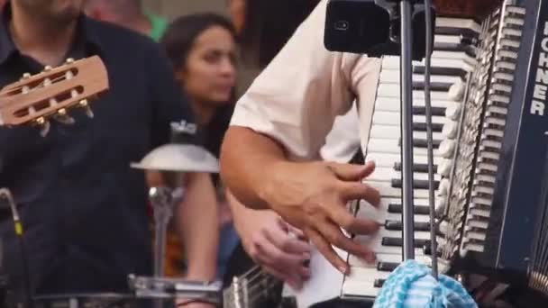 ストリートミュージシャンのスキル ピアノを弾く 手を握る — ストック動画