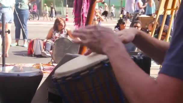 Sokak Müzisyeni Davul Çalıyor Tutuşu — Stok video