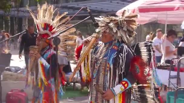 街头音乐家 身穿印第安服装 手握长笛演奏 — 图库视频影像