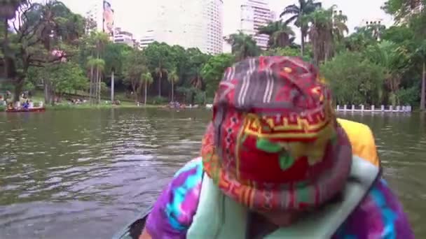 Şehir Manzaralı Sandalda Kürek Çeken Kadın — Stok video