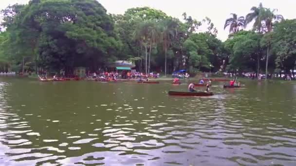 Visitantes Jogando Barco Pequeno Lago — Vídeo de Stock