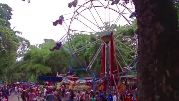 Bezoekers Het Pretpark — Stockvideo