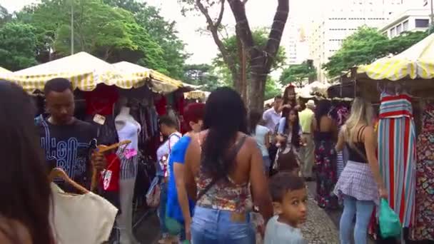 Άνθρωποι Περπατούν Στην Κυριακάτικη Αγορά Καράτσι — Αρχείο Βίντεο