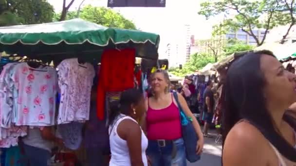 Mensen Lopen Rond Zondagmarkt Karachi — Stockvideo