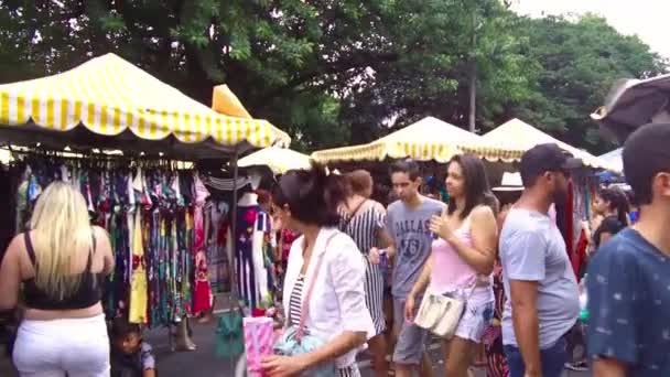 Άνθρωποι Περπατούν Στην Κυριακάτικη Αγορά Καράτσι — Αρχείο Βίντεο