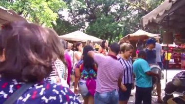 Pazar pazarında insanlar dolaşıyor, Karachi.