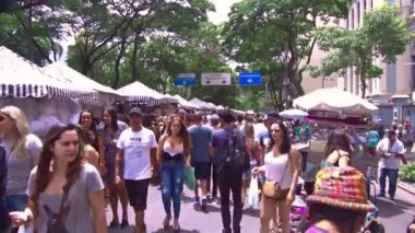 Pazar pazarında insanlar dolaşıyor, Karachi.