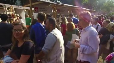 Gıda Bölgesi 'nde Çiftler Sarıldı