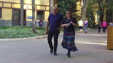 Agua Branca Parkı 'nda karı koca.