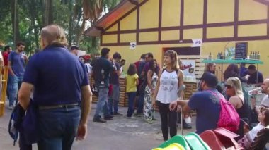 İnsanlar yemekhanede yemek yiyor ve dinleniyor.