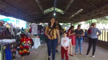 Satış Alanındaki Ziyaretçiler Sağdan Sola Çevirin