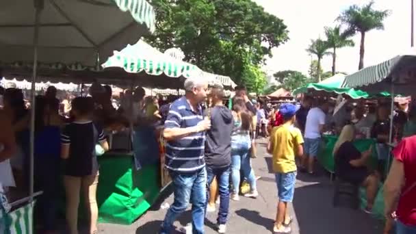 Menschen Auf Dem Sonntagsmarkt Einkaufen — Stockvideo