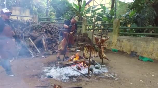 男は焼き肉を作る — ストック動画
