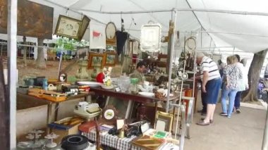 Yaşlı adam yolun kenarındaki ikinci el dükkanlarından alışveriş yapıyor.