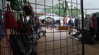  Bir Çanta Satıcısı Sandalyede Oturuyor - El bilgisayarı.