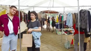 Kadınlar Giysilerin Önünde Konuşuyor ve Birlikte Yürüyorlar..