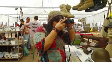 Siyah dürbünü kullanan bir kadın var.