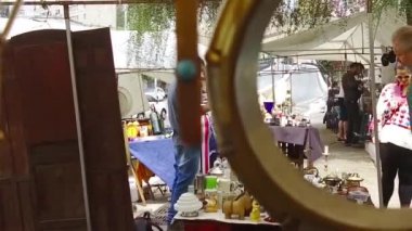 İnsanlar yerel pazardan alışveriş yapıyorlar. 