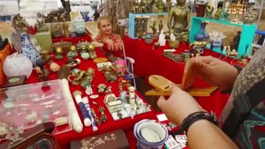 İnsanlar yerel pazardan alışveriş yapıyorlar. 