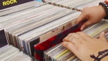 Kitap kapaklarında Serin Sarı Kırmızı Renkli Resimler - Yavaş Hareket