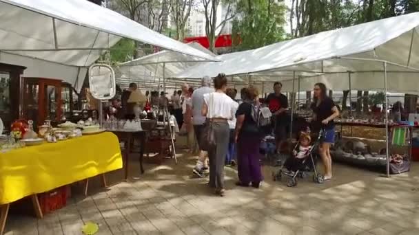 Mulheres Camisas Brancas Pretas Caminham Juntas Entre Estandes Cerâmica Para — Vídeo de Stock