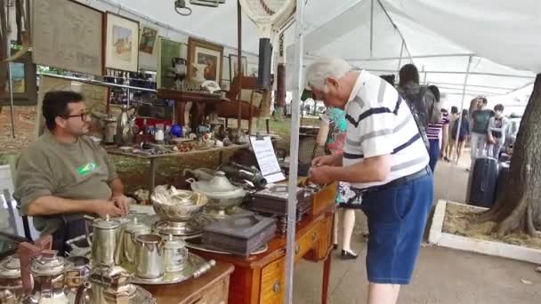 Ein Großvater Kauft Etwas Einem Geschäft Straßenrand Hand Gehalten — Stockvideo