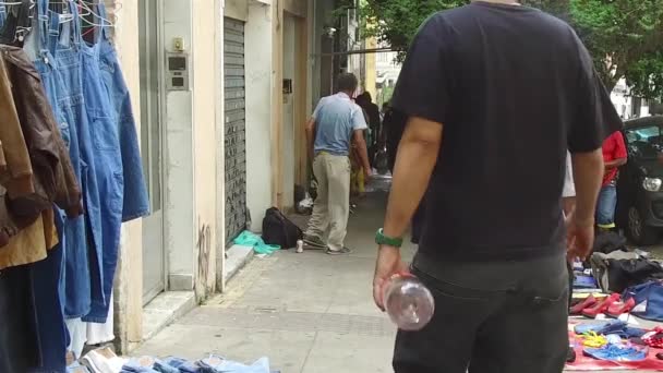 Gri Gömlekli Bir Büyükbaba Dükkanın Önünde Dikiliyor Yürüyor — Stok video