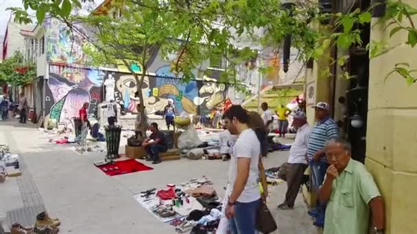 Grupo Accesorios Vendedores Ropa Bajo Árbol Con Paredes Graffiti Fresco — Vídeo de stock