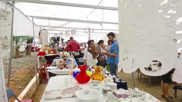 Hombre Con Una Camisa Azul Recogiendo Sosteniendo Vaso Blanco Mano — Vídeos de Stock