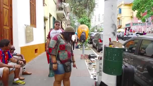 Eine Frau Sieht Etwas Unter Einer Straßenlaterne Vorwärts — Stockvideo