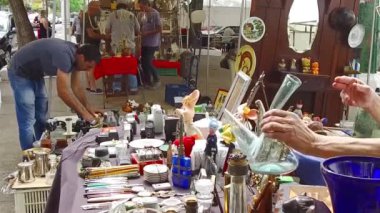 İnsanlar yerel pazardan alışveriş yapıyorlar. 