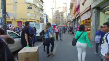 Büyükanne ve büyükbaba İleri Seviye Dükkanının önünde Birlikte Yürüyorlar.