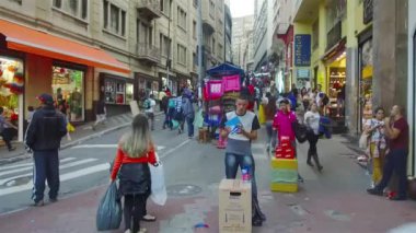 Kalabalığın arasında 2 satıcı