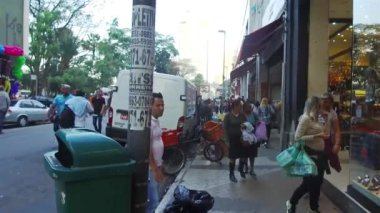 Yolun kenarındaki dükkanın önündekiler, el bilgisayarı..