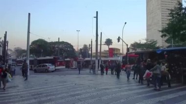 Alışveriş Alanındaki 2 Kırmızı Elektrik Otobüsü - Sağdan Sola Çevirin