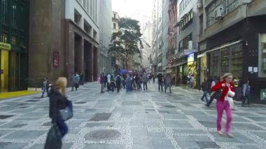 Bir grup insan şemsiyeleri tutarken ayakta duruyor