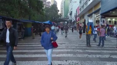 Bir Tüccar Yayalara Pantolon Veriyor.