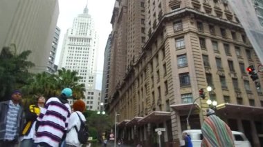 İnsanlar Sağdan Sola Dönüyor.