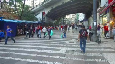 Sao Paulo 'daki Köprülerin Altındaki Alışveriş Alanları.