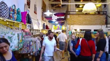  Bir grup müşteri bir giyim mağazasından alışveriş yapıyor..