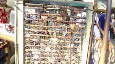  Bilezik satıcıları ve bayan müşteriler, geriye doğru..