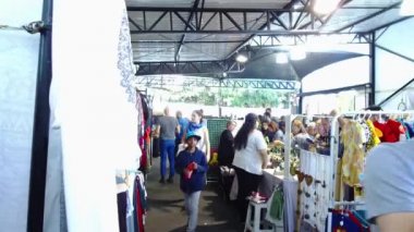  Mavi şapkalı küçük çocuk elinde bir şişe tutarken yürüyor..